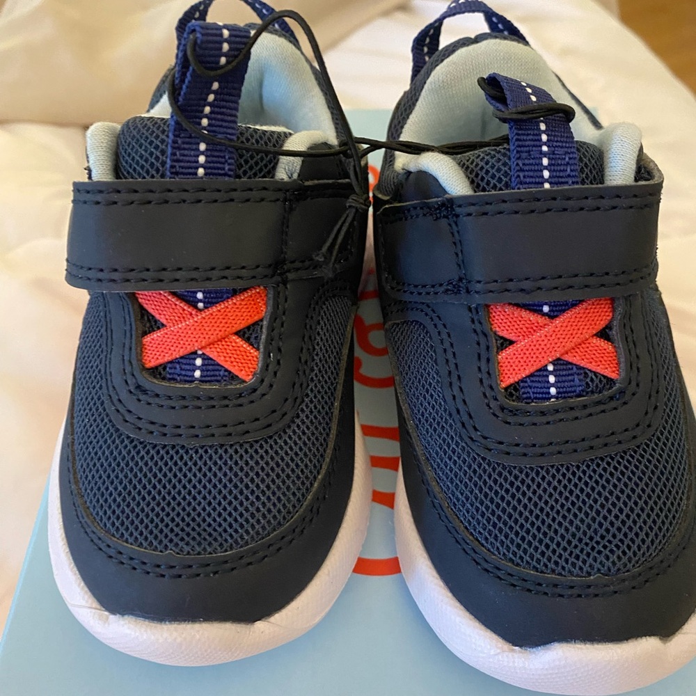 NWOT cat and jack brand Nevada sneakers . Size 5